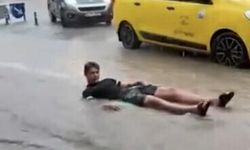 Sel sularında şişme yataklarla yüzdüler