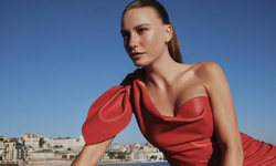Serenay Sarıkaya Paris Moda Haftası'nda Altın Rengi Elbisesiyle Podyumu Büyüledi