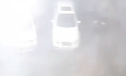 Şiddetli rüzgar otomobili havaya kaldırdı