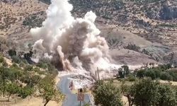 Siirt-Pervari yolunda sert kaya parçalamak için kontrollü patlatma yapıldı
