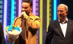 Sinan Akçıl, Kayseri'deki Bifest'te Hulusi Akar'ın yüzüne kazara dokundu