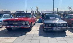 Sincan'da Klasik Otomobil Tutkunları Sincan Park'ta Buluştu