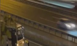 Sultangazi'de arızalanan midibüsü yol kenarına iten kadın trafik polisi