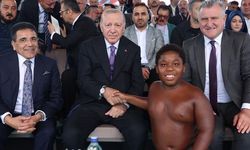 Tanzanyalı Pehlivan Osman Ali, Cumhurbaşkanı Erdoğan'ın Elini Öptü