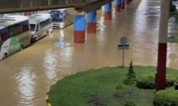Trabzon'da akşam saatlerinde yoğun yağış hayatı zorlaştırdı