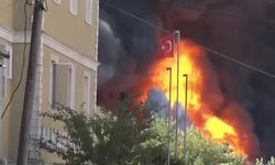 Tuzla Orhanlı Deri Sanayi Bölgesi'nde Fabrika Yangını: Çok Sayıda Ekip Müdahale Ediyor