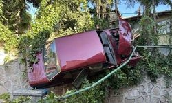 Uşak'ta kontrolden çıkan otomobil demir korkuluklara asılı kaldı, 1 kişi yaralandı