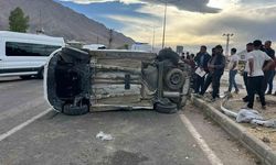 Van Gevaş'ta Kamyonet Çarpışması: 3 Kişi Yaralandı