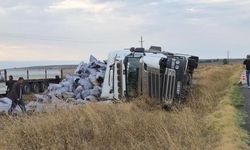 Yozgat'ta Meşe Kömürü Taşıyan Tır Devrildi, Sürücü Yaralandı