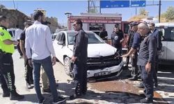 Yüksekova'da iki aracın çarpışması sonucu 2 kişi yaralandı