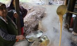 Adana Saimbeyli'de Meşe Külüyle 12 Saat Kaynatılan Üzüm Pekmezi Kışa Hazırlanıyor