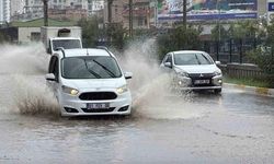 Adana'da Sağanak Yağış Yolların Göle Dönmesine Neden Oldu