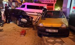 Adıyaman'da kavşakta çarpışan iki otomobil iş yeri vitrinine çarptı, 2 kişi yaralandı
