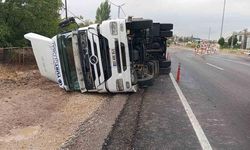 Adıyaman'da kontrolden çıkan tır yan yattı
