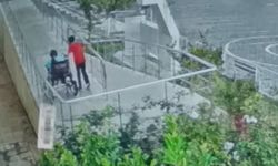 Adıyaman'da Sağanakta Tekerlekli Sandalyedeki Arkadaşına Yardım Eden Öğrenci Ödüllendirildi