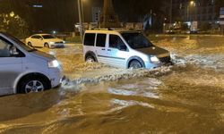 Adıyaman'da Yoğun Yağış Ulaşımı Aksattı, Çok Sayıda Araç Mahsur Kaldı