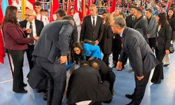 Afyonkarahisar'da bayrak taşıyan öğrenci yere yığıldı, ilk müdahale milletvekilinden geldi