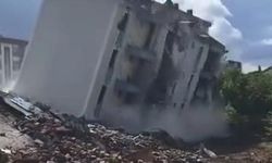 Ağır hasar gören bina tek müdahaleyle yıkıldı