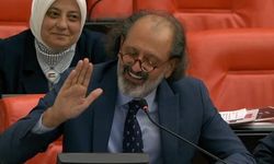 AK Parti Milletvekili Meclis'te İzmir Marşı'nı Mırıldandı
