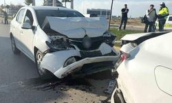Aksaray'da trafik ışıklarında 4 aracın karıştığı zincirleme kaza