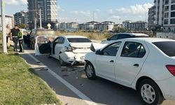 Aksaray'da Trafik Işıklarında 4 Araçlı Zincirleme Kaza