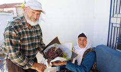Aksaraylı Çiftçi 58 Yıldır Eşine Üzüm Buketi Hediye Ediyor