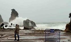 Amasra'da fırtına nedeniyle dalga yüksekliği 10 metreyi geçti