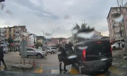 Ambulans için yol açmaya çalışan sürücüler araçlarından inerek uyarıda bulundu