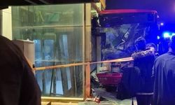 Ankara'da EGO Otobüsünün Üst Geçit Asansörüne Çarpmasıyla 24 Kişi Yaralandı