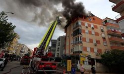 Antalya'da 5 katlı apartmanın çatı katında yangın çıktı