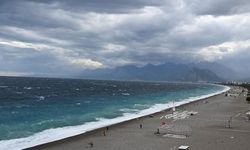 Antalya'da Kuvvetli Rüzgar ve Sağanak Yağış Etkili Oldu