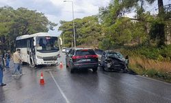 Antalya'da Otel Servis Midibüsü ile Otomobil Çarpıştı: 1 Yaralı