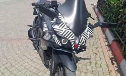Avcılar'da park halindeki motosiklet hırsızlığı kameraya yansıdı