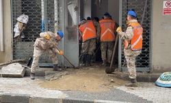Ayazağa'da sel sonrası temizlik çalışmaları jandarma ve AFAD desteğiyle sürüyor