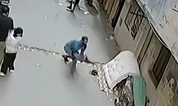 Balkondan düşen çocuğu havada yakaladı