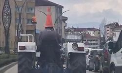 Başına duba takarak traktör kullandı