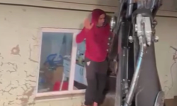 Bekçi kulübesinde sıkışan kişi kepçe yardımıyla kurtarıldı