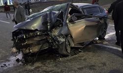 Bingöl Karlıova'da otomobil refüjdeki direğe çarptı, 3 kişi yaralandı