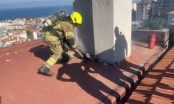 Bursa Mudanya'da sitenin çatısında çıkan yangın söndürüldü