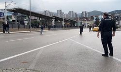 Bursa'da Çocuğunu Göremeyen Kadın Trafiği Kilitleyip Bıçağıyla İkna Edildi