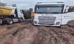 Çatalca'da sağanak sonrası alternatif yol çamura dönüşerek kamyonların mahsur kalmasına neden oldu