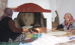 Çivril Çatlar Mahallesi'nde Kadınlar İmece Usulüyle Kışlık Ekmek Hazırlıyor