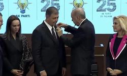 Cumhurbaşkanı Erdoğan, İzmir Büyükşehir Belediye Başkanı Cemil Tugay'a AK Parti rozeti taktı