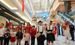 Cumhuriyetin 103. yılı özel kostümlü çocukların gazete dağıtımıyla kutlandı