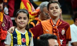 Derbide Galatasaraylı baba ile Fenerbahçeli kızın birlikte maç izlemesi dikkat çekti