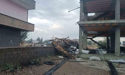 Diyarbakır Bismil'de Fırtına Minareyi Yıktı, Ağaçlar ve Çatılar Hasar Gördü