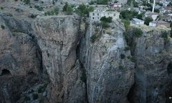 Diyarbakır Çüngüş'te 168 Metre Yükseklikteki Kayalar Üzerinde Ev ve Bahçe Köprüyle Bağlanıyor