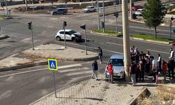 Diyarbakır Kayapınar'da İki Araç Çarpıştı, 3 Kişi Yaralandı