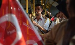 Düzce'de Cumhuriyet Bayramı'nda halk otobüsünde sürpriz bando gösterisi