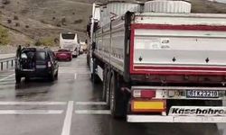 Erzincan-Erzurum yolunda yağış nedeniyle tır kazası yaşandı, trafik durdu